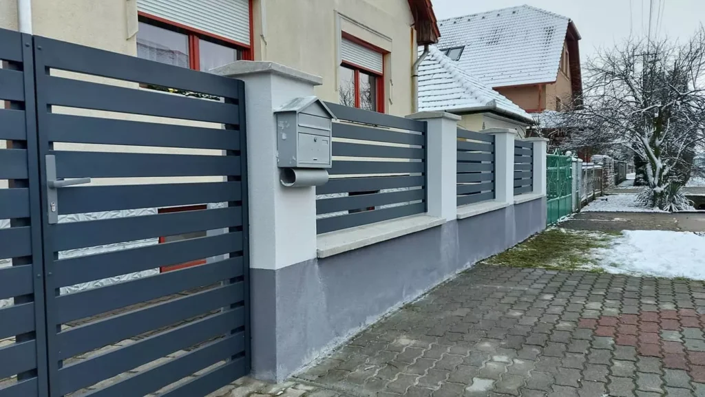 antracitszürke gondozásmentes kerítés